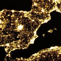imagen espacial de la tierra enfocando la península iluminada